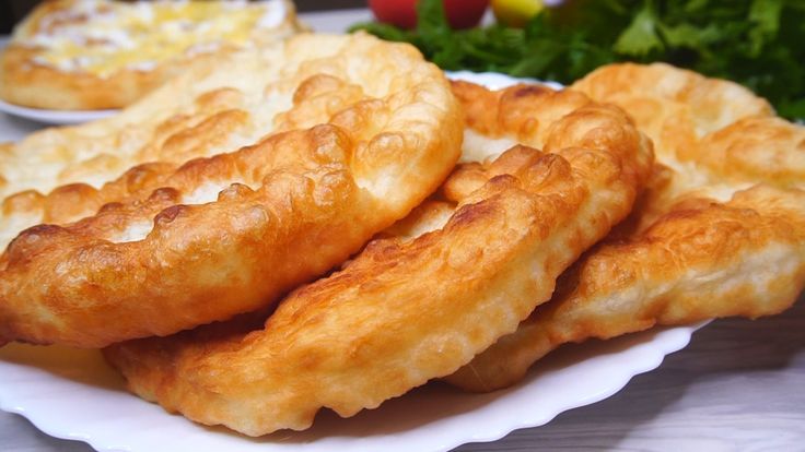 Лангош  — фирменное блюдо ресторана Малахитница
